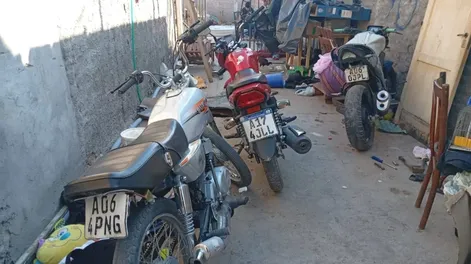 Armas, motos, televisores y hasta droga escondida en una cámara séptica: los resultados de un allanamiento en el Lote 32