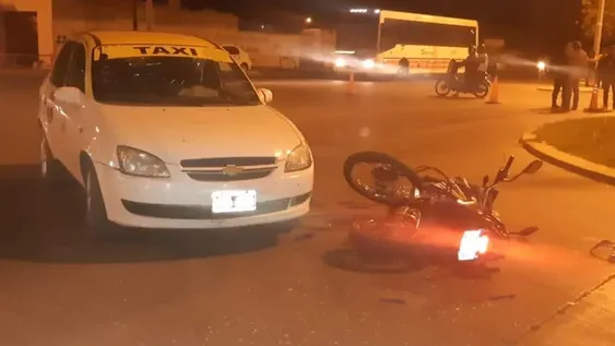 Hospitalizaron en grave estado a un motociclista tras impactar contra un taxi