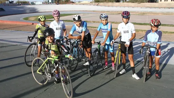 Los anfitriones afilan sus uñas