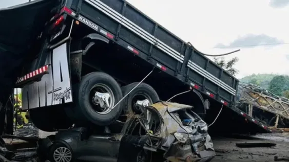 DRAMÁTICO. Un bloque cayó del camión que chocó un micro y aplastó un auto.