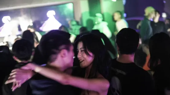 Cómo festejan hoy los jóvenes en Wuhan, el lugar en el que nació la pandemia