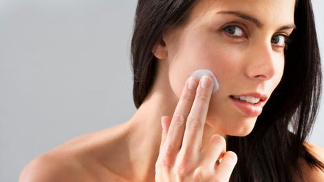 La razón por la que retiran las palabras “blanqueador” y “claro” de cremas para la piel