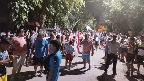 Banderazo lechuzo para abrazar al equipo que va por el ascenso