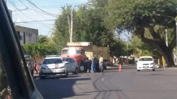 Choque entre un camión y un auto en Capital