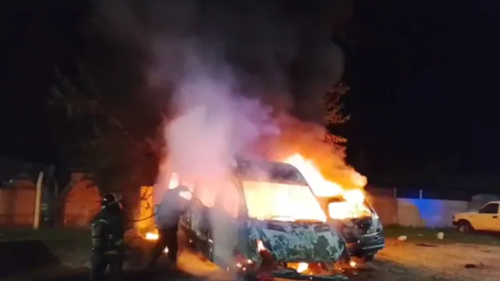 Misterio en Rosario: seis autos aparecieron incendiados durante la madrugada