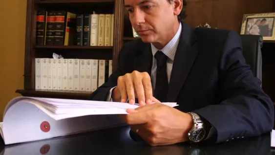 Farmacéutico llega a juicio por violar a hijastra adolescente