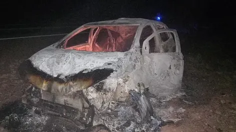 Un vehículo quedó hecho cenizas después de incendiarse tras volcar en la ruta 141