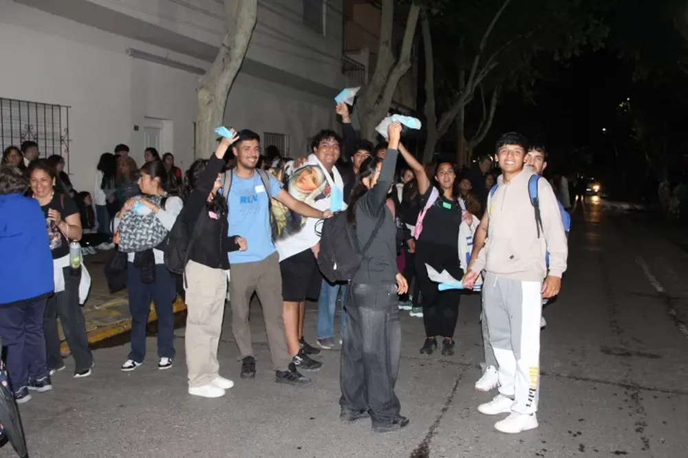 Chicos de diferentes grupos parroquiales, familias y amigos participaron de la procesión por el Día de la Inmaculada Concepción.
