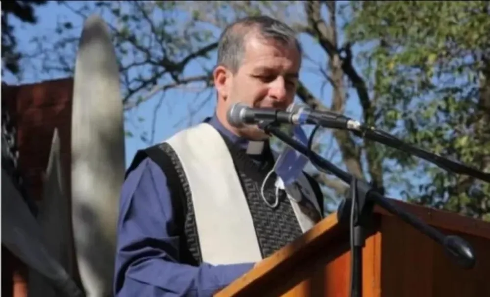 El cura señalado es Sergio Romero