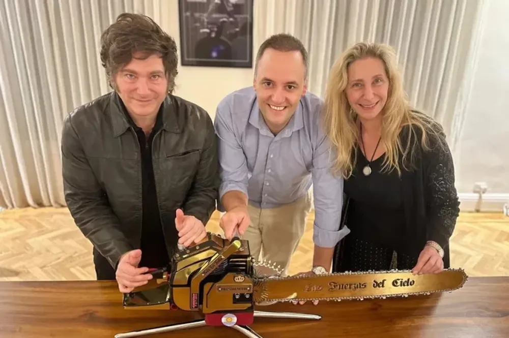 CON MOTOSIERRA PROPIA. Javier y Karina Milei apuestan todas sus fichas al vocero presidencial y candidato en la Ciudad, Manuel Adorni. La estrategia del achique de Estado se vuelve a poner a prueba, ahora en dominios de los Macri.