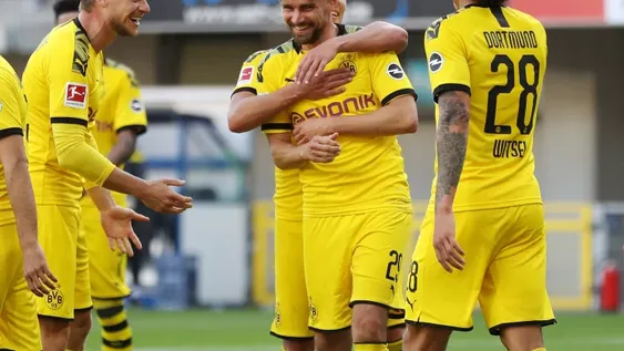 Borussia Dortmund goleó al Paderborn y sigue luchando