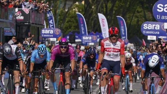 Evenepoel sufrió pero se mantuvo arriba