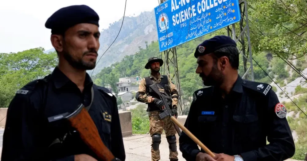 Escala la crisis entre la India y Pakistán: bombardeos, disparos de artillería y más de 30 muertos