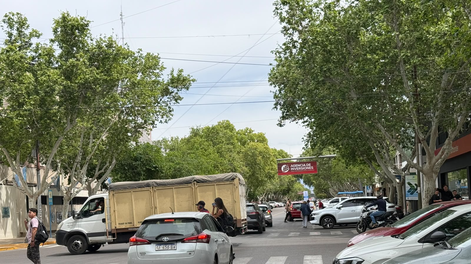 Un caos. El tránsito en la esquina de Ignacio de la Roza y Sarmiento se complica en horarios pico.