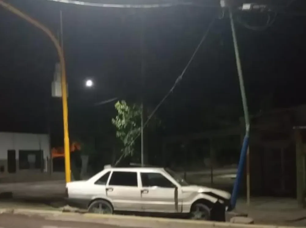 Un automovilista se quedó sin frenos y chocó contra un poste de luz