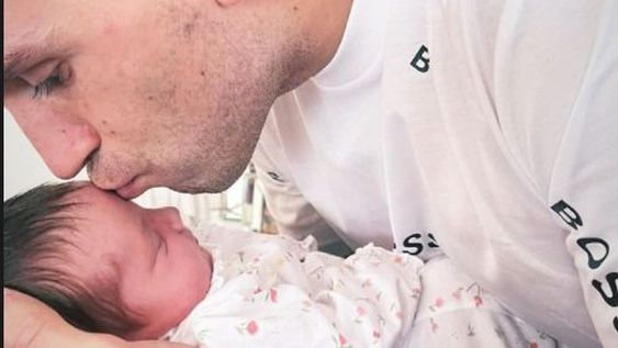 Dibu pudo conocer a su hija: Ava