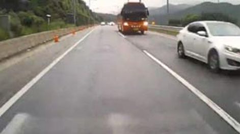 Video impactante: un colectivo fuera de control embistió varios autos y mató a cuatro personas