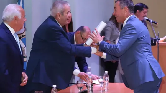 Las autoridades provinciales y municipales electas recibieron sus certificados