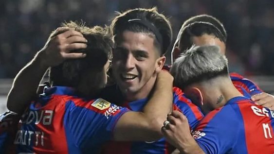 CUELLO, autor del único gol de la noche, recibe el saludo de sus compañeros. San Lorenzo que venció a Vélez 1-0, terminó con siete jugadores juveniles en la cancha.