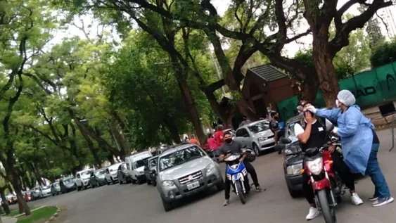 Cientos de autos llegaron al móvil “Testeos sobre Ruedas”, que funciona desde este miércoles