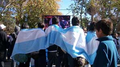 Unos 1.500 hinchas locales festejaron en la Plaza 25