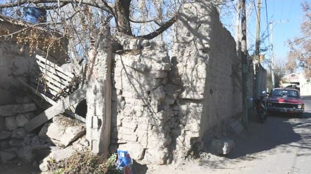Pared por colapsar en una esquina transitada