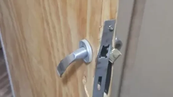 Robó un TV y una bicicleta, luego huyó a otra casa y se escondió debajo de una cama