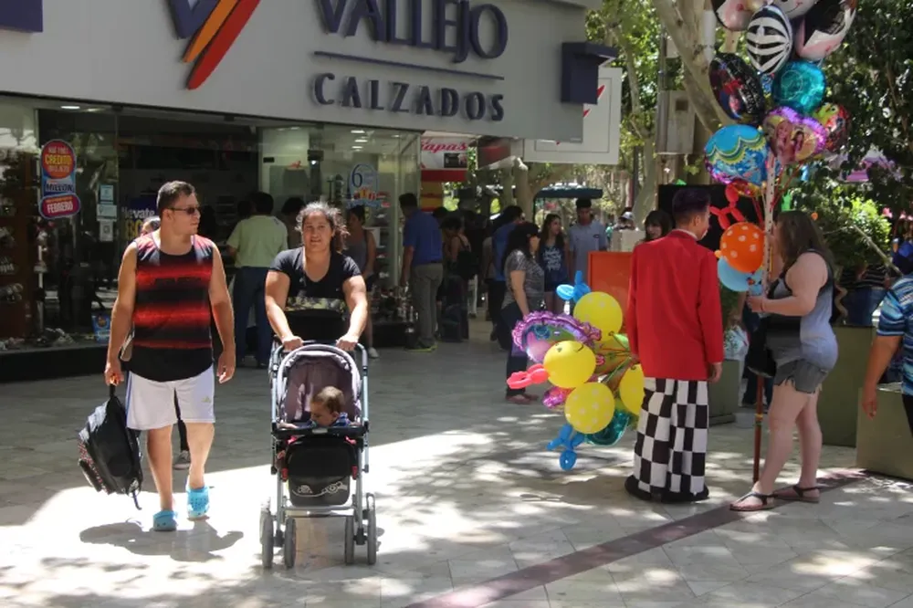 Buena concurrencia de público horas antes de la Noche Buena