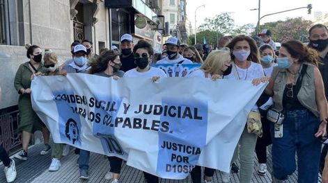 Dalma y Gianinna Maradona encabezaron la marcha para pedir justicia por Diego