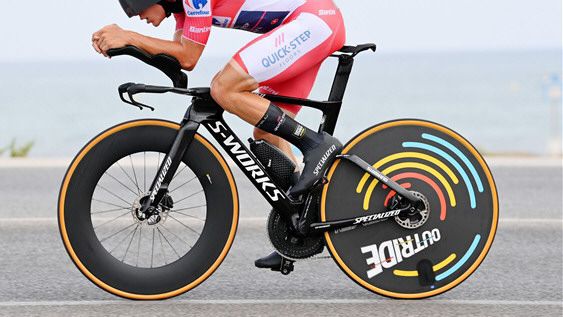 Evenepoel arrasó en la crono y se afianza