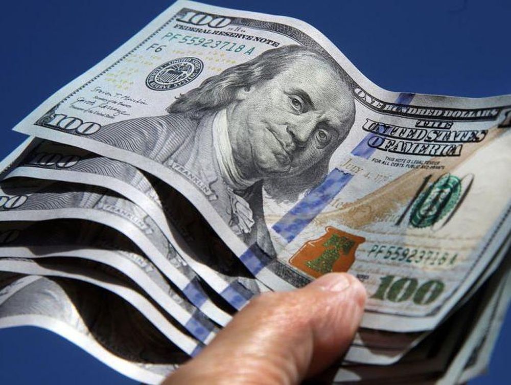 El dólar blue extendió su racha a la baja y cerró su cotización a 377 pesos