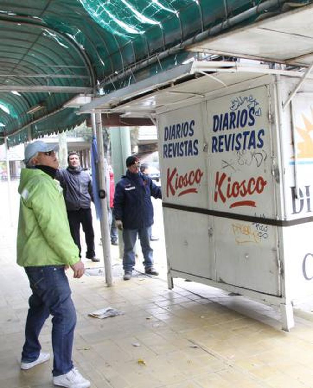 Canillita desalojado: tras 28 días, volvió a su trabajo