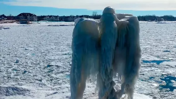 Conmoción por la aparición de un ángel de hielo en un lago