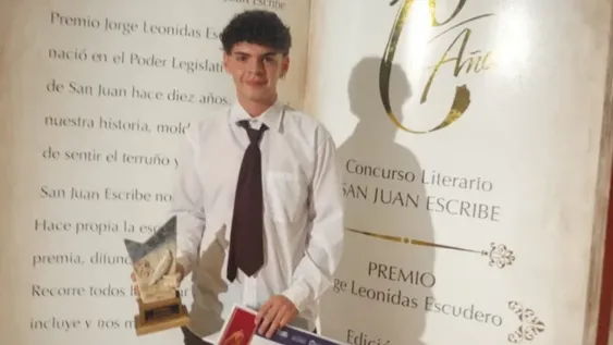 Sueña con ser médico desde chico pero la literatura lo sorprendió en el camino y con 17 años escribió un libro premiado