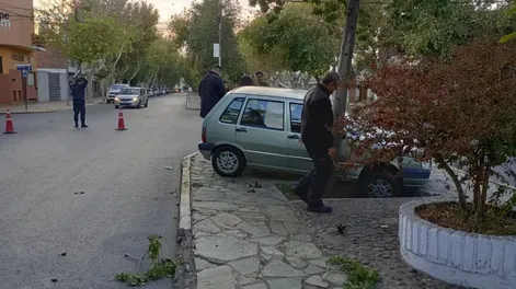 Uno de los autos chocó contra el tronco de un árbol. Foto: Diario de Cuyo.