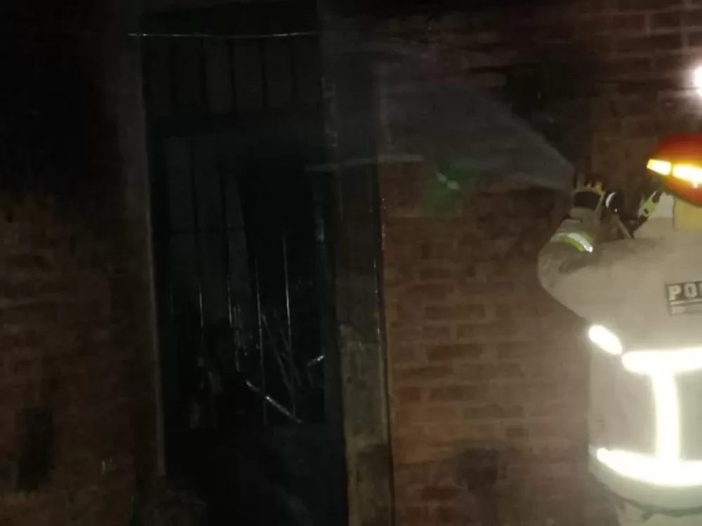 Apoyó un colchón sobre unos cables y se originó un incendio