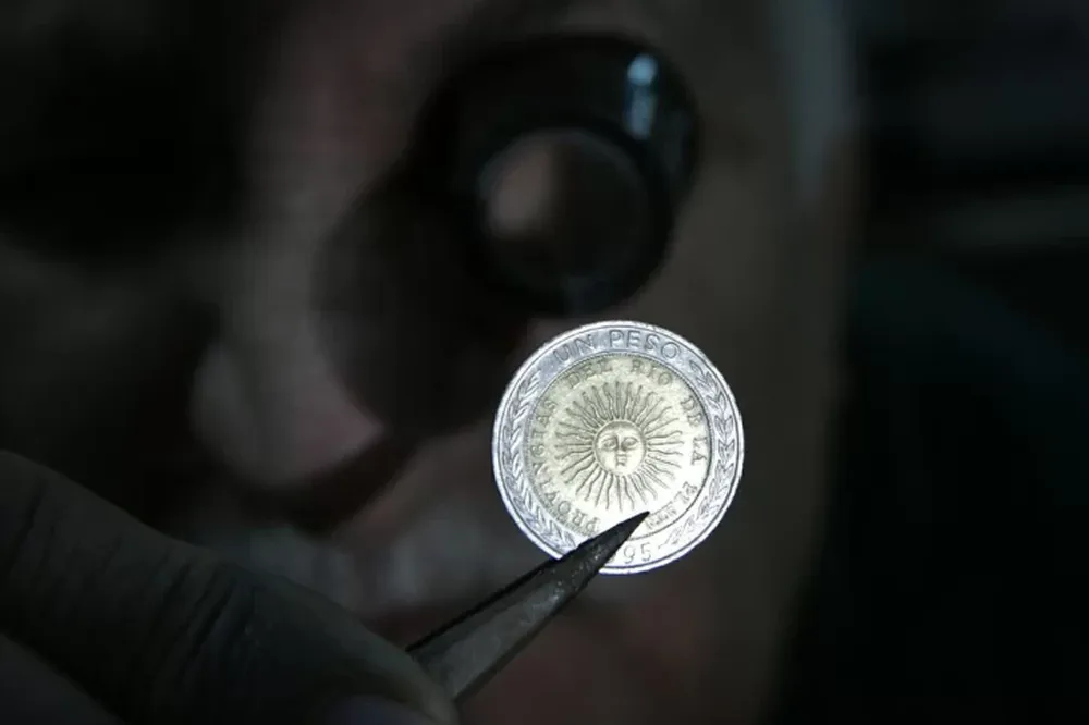 Advierten que “no tienen valor” las monedas de un $1 con error