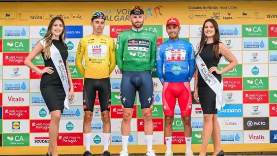 Nicolás, de camiseta azul, junto al líder de la general (amarillo) el suizo Jan Christen y el belga Jordi Meuss (verde) líder de las metas sprinter, en el podio al concluír la etapa de ayer.