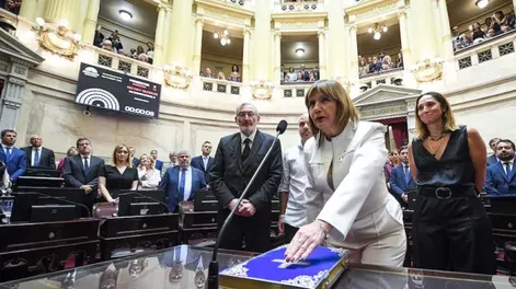 Patricia Bullrich juró como senadora.
