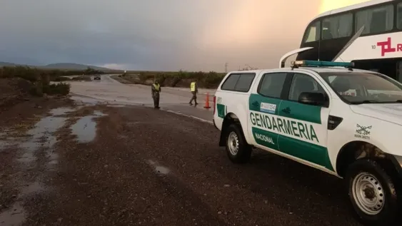 Cortaron de manera preventiva la Ruta 40 en Ullum por la bajada de creciente y material de arrastre