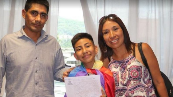 Se inició el trámite del primer DNI no binario de una persona de 11 años