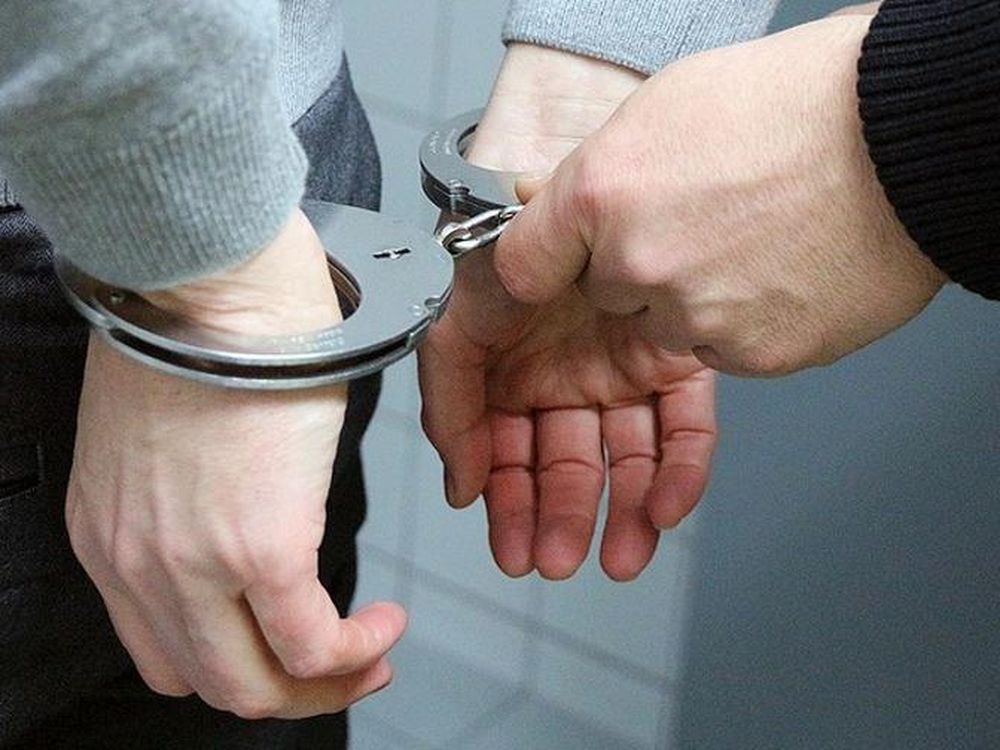 Entró a dos comercios, amenazó con un cuchillo a una empleada y huyó con elementos robados