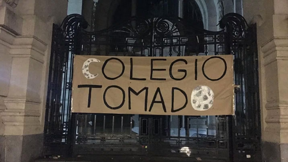alumnos tomaron el nacional buenos aires y el pellegrini para exigir que se cumpla la ley de financiamiento universitario