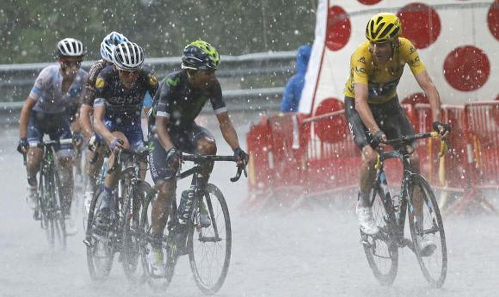 Froome se bancó el granizo y sigue líder