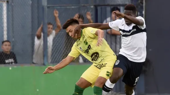 Defensa le ganó a Gimnasia, sigue invicto y es único puntero provisorio
