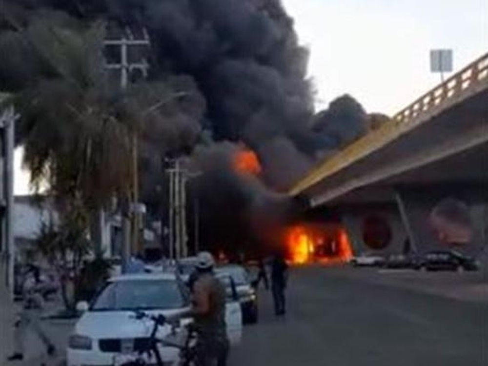 Explotó un camión cisterna en el norte de México y evacuaron a 300 familias