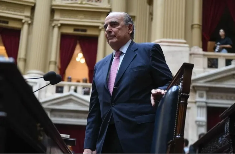 BAJO FUEGO. Durante varias horas la oposición bombardeó a preguntas a Guillermo Francos. Hubo gritos e insultos durante la sesión de interpelación.