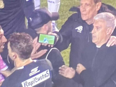 escandalo en floresta: cobro un penal y lo anulo tras ver la jugada en un celular