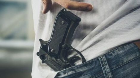 A punta de pistola, le robó el iPhone y las zapatillas a un compañero de escuela