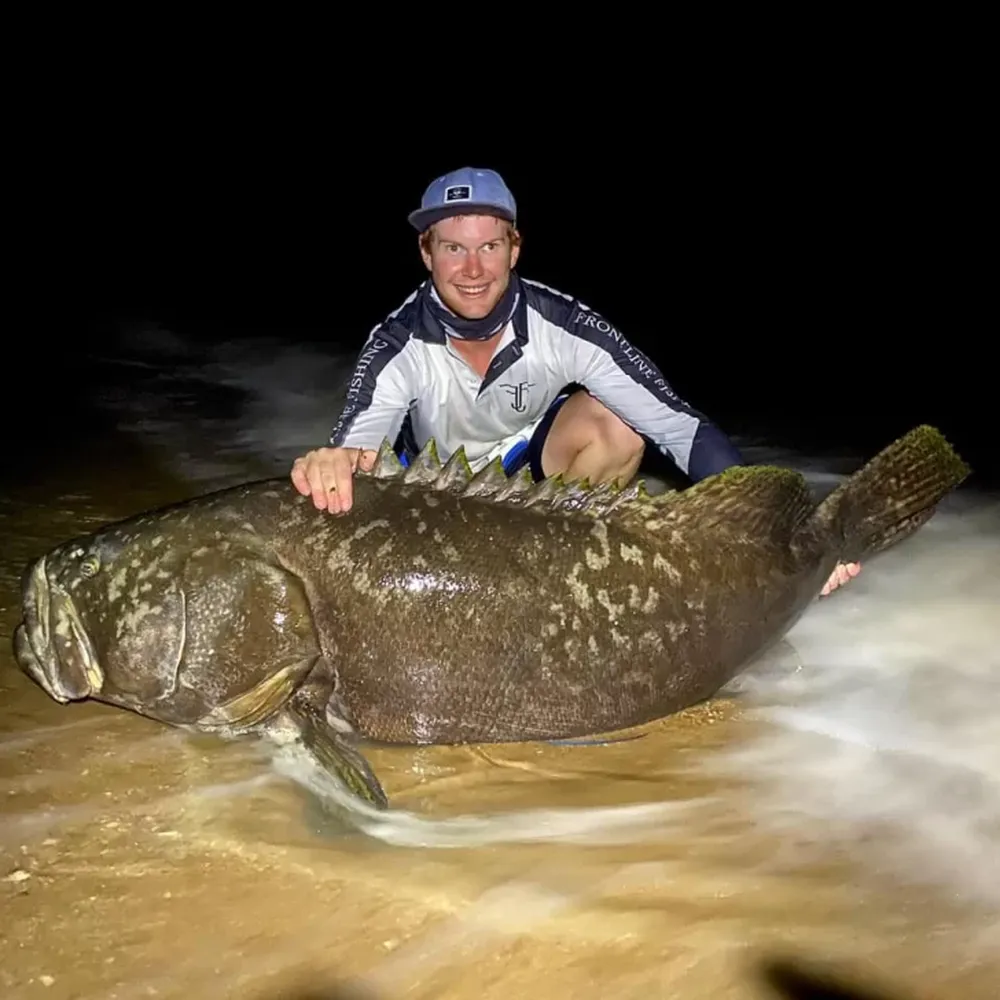 Un pescador luchó 15 minutos para sacar del agua un mero gigante de 100 kilogramos